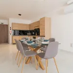Lovely, Fully Equipped 2br 5 Min From By360 Estates アパート