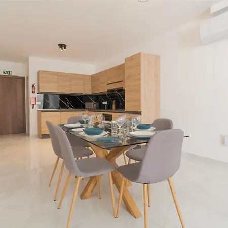 Lovely, Fully Equipped 2br 5 Min From By360 Estates 아파트